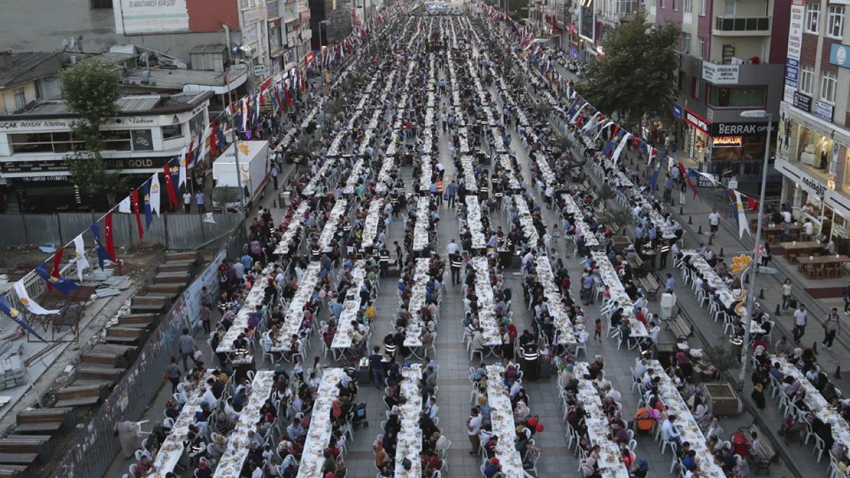 istanbul sheherlik hökümiti qanche on minglighan kishilerni iptar ziyapitide uchrashturdi