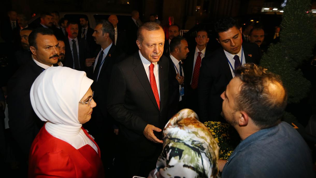 АКШда жашаган түрктөр Эрдоган менен жубайы Эмине Эрдоганды отелдин алдында күтүп турушту