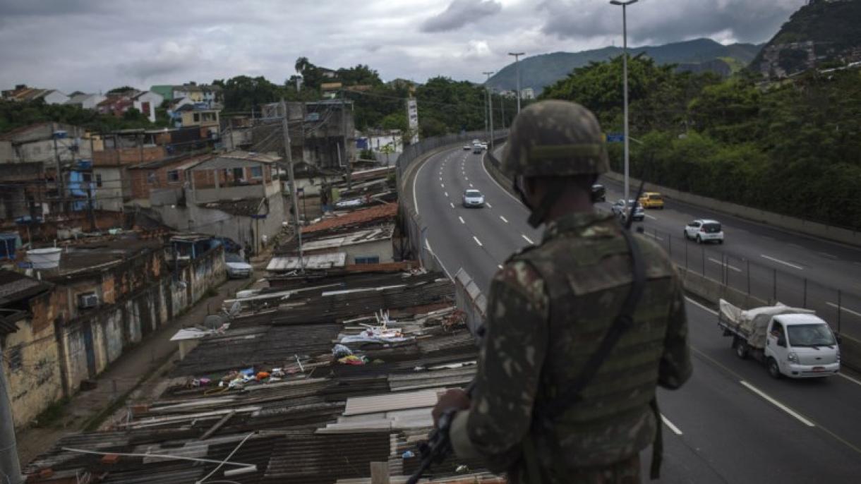 Unos 3.200 militares asisten a operativo en tres favelas de Río