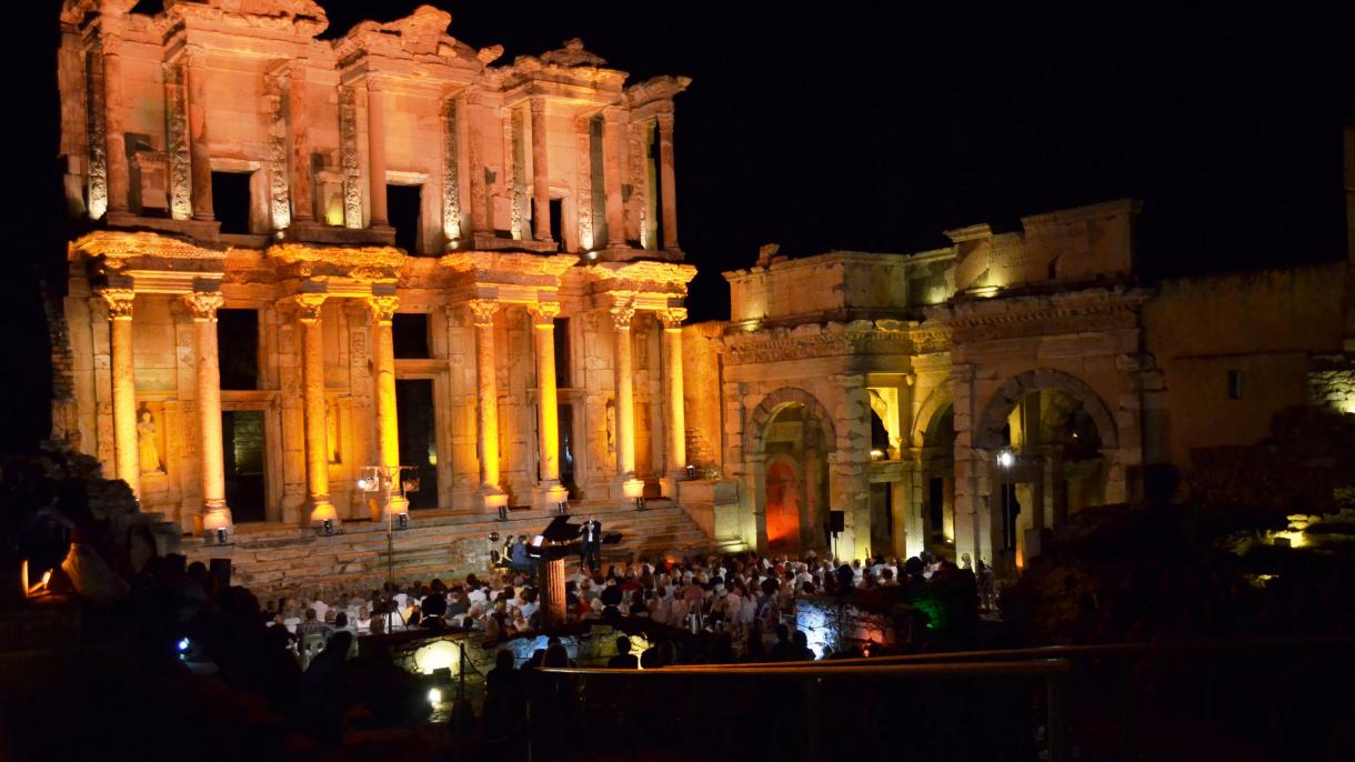 Lumina plină a lunii reflectată în Efes a fost inundată de notele lui Beethoven