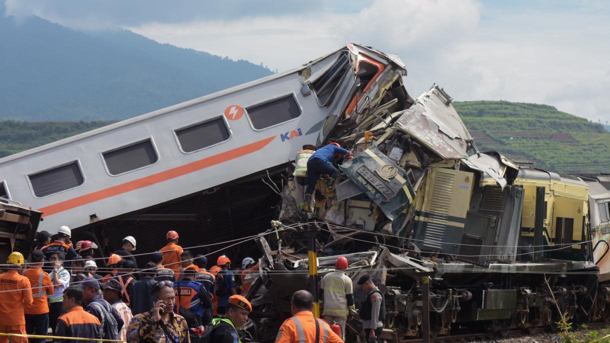 印尼发生两列火车相撞事故
