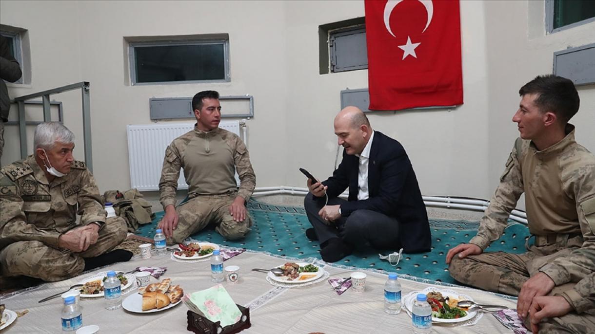 Erdogan felicita el año nuevo de los soldados a través de la llamada telefónica del ministro Soylu