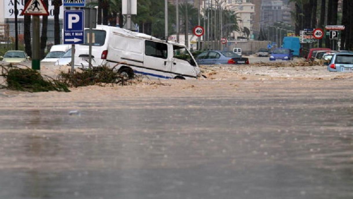 Valencia intenta volver a la normalidad después de haber sufrido la mayor tormenta desde 2007