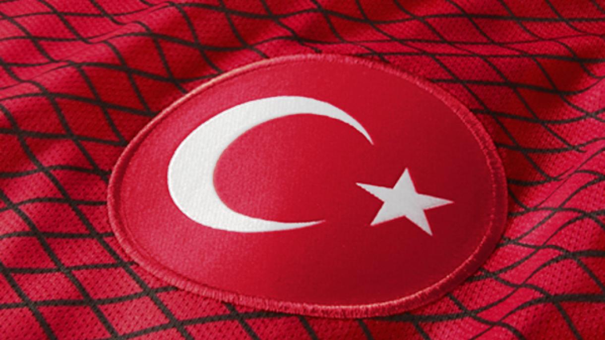 Futebol: O guarda-redes da seleção turca Mert Günok está no topo da Europa