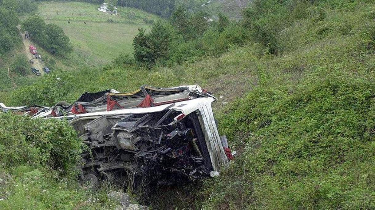 مرگ 10 نفر بر اثر واژگونی اتوبوس در چین