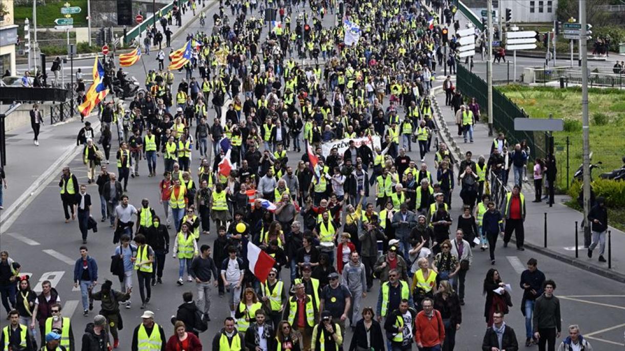 法国黄背心再次涌向街头示威