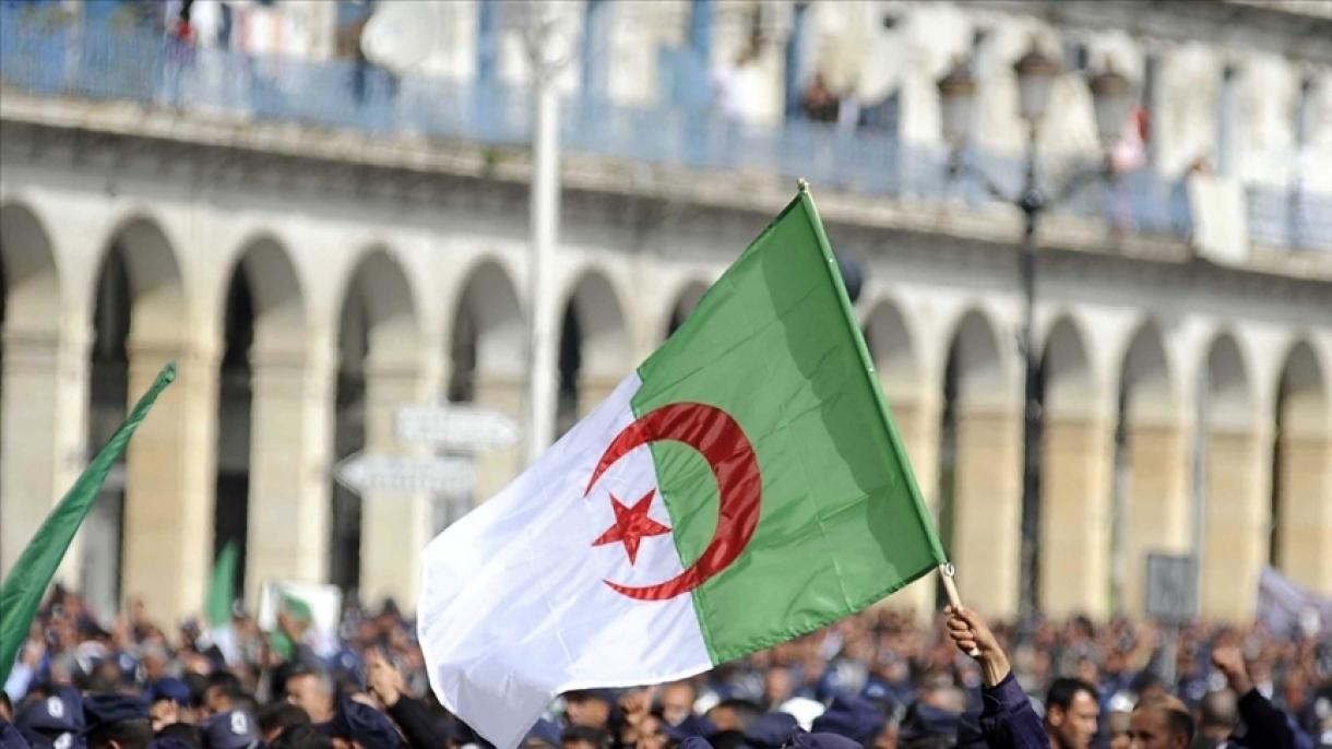 Президентът на Алжир разпусна парламента