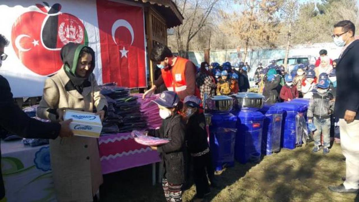 ترک ہلال احمر کی افغان یتیم بچوں کو امداد