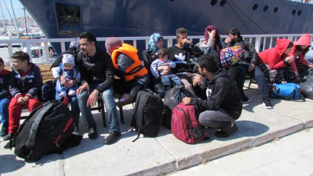 52 πρόσφυγες περισυλλεχθησαν στην Τσεσμε
