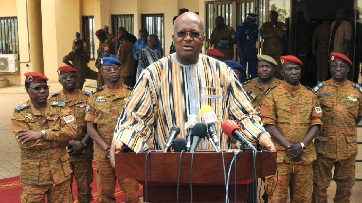 Буркина-Фасода президент міндетінен кетті
