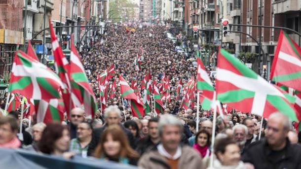 Miles de personas respaldan la marcha en Bilbao convocada por expresos de ETA