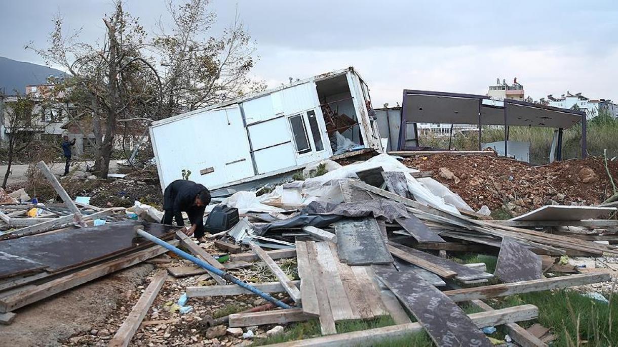 Turquia: forte tempestade causa graves danos na costa de Antália