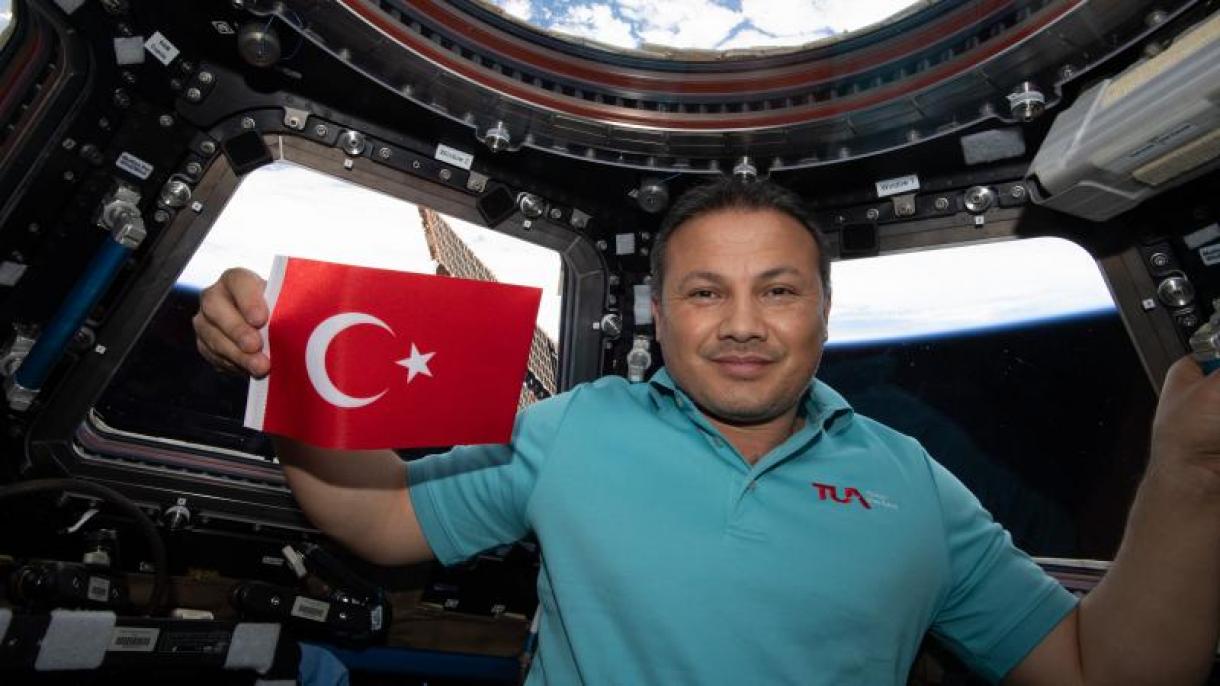 I media greci riportano il ritorno sulla Terra con successo del primo astronauta turco Gezeravci