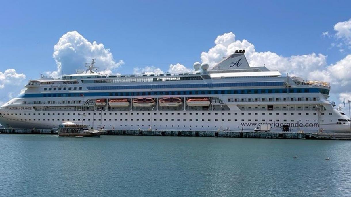Круизният кораб „Астория Гранде“ акостира в турското черноморско пристанище Синоп