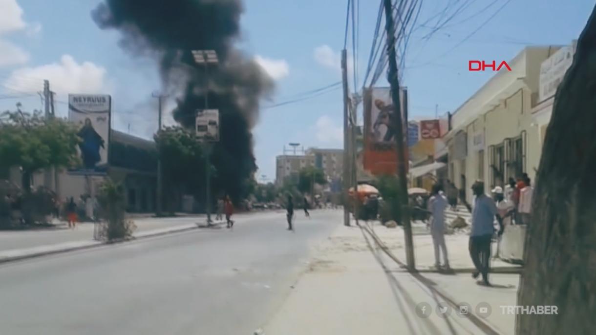 索马里一酒店门前载有炸弹的汽车被引爆