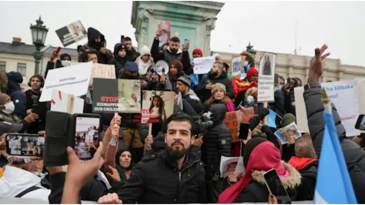 A gyermekeiktől elszakított muszlim szülők demonstráltak Svédországban