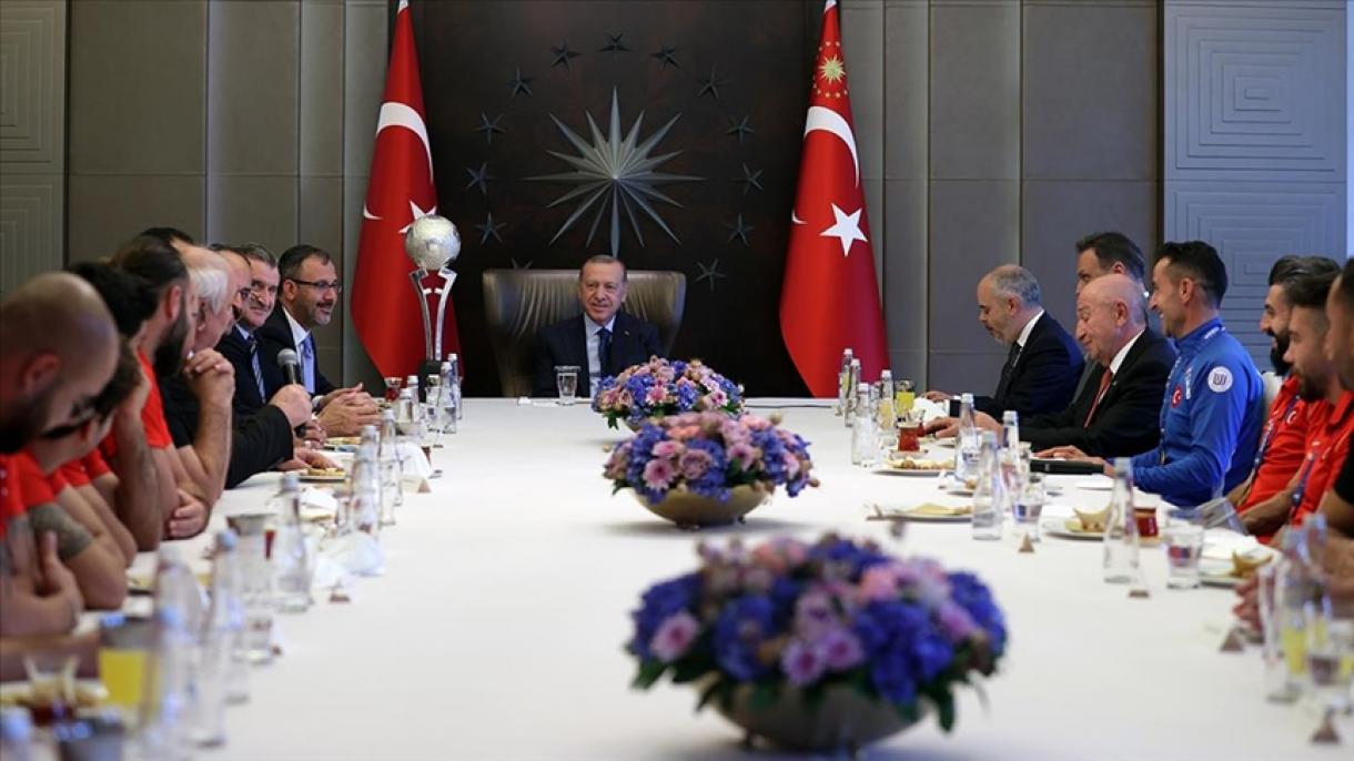 اردوغان با تیم ملی فوتبال قطع عضو ترکیه دیدار کرد