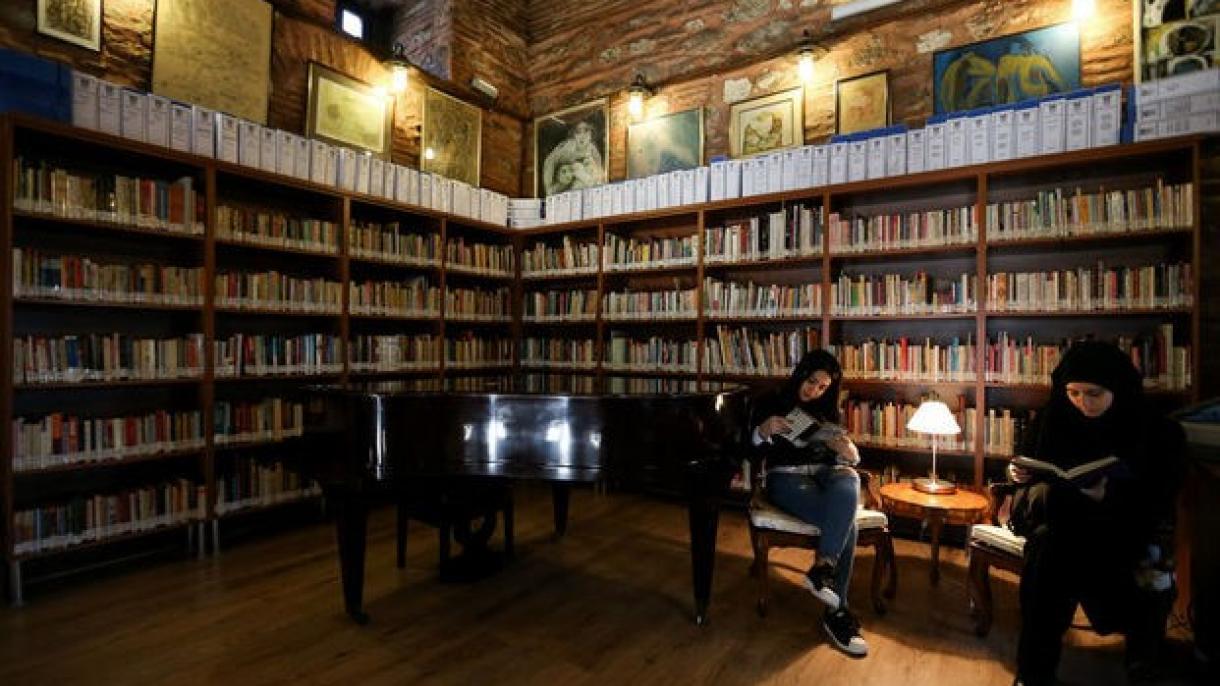 علاقه و توجه گردشگران به اولین و تنها کتابخانه آثار زنان ترکیه در شهر استانبول