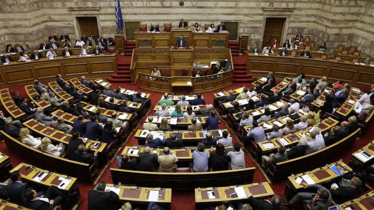 Grecia aprueba nuevo paquete de austeridad entre protestas y movilizaciones