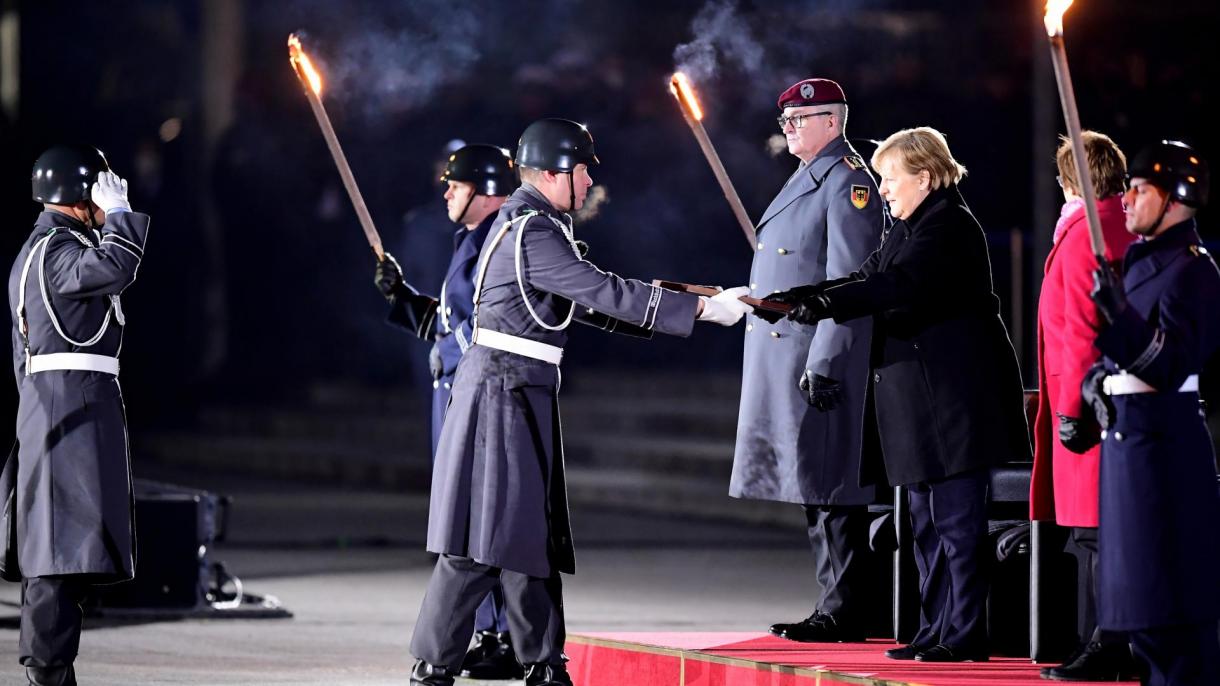 La cerimonia militare per salutare la cancelliera Angela Merkel