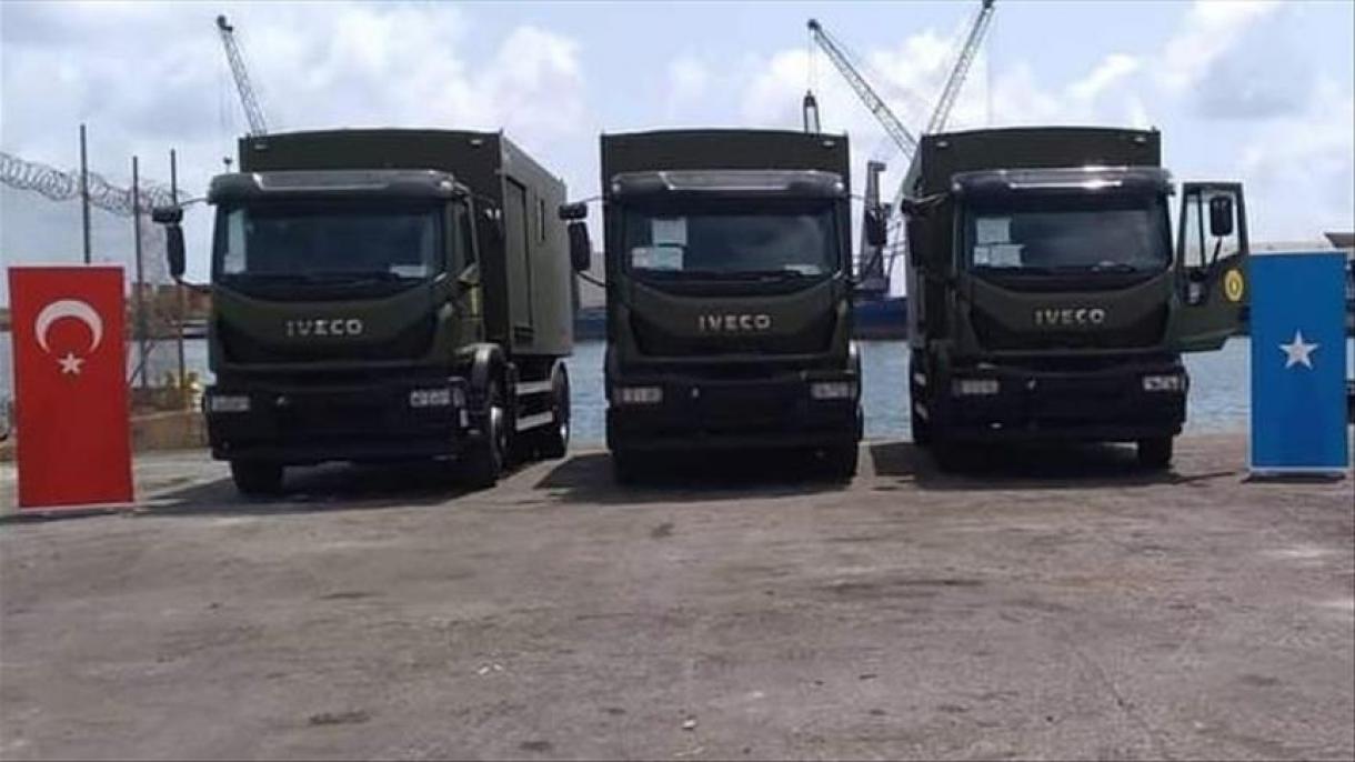 土耳其向索马里捐赠军车和救护车