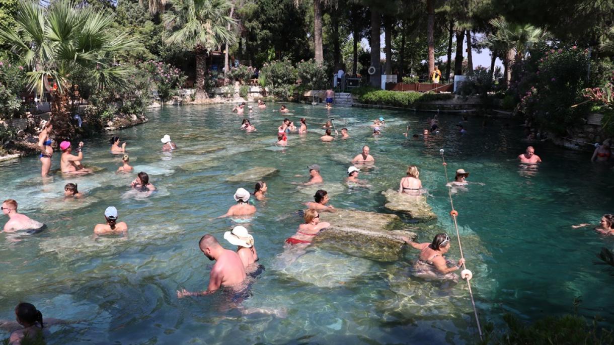 pamukkale-deki antik havuz turistlerin gözdesi-2.jpg