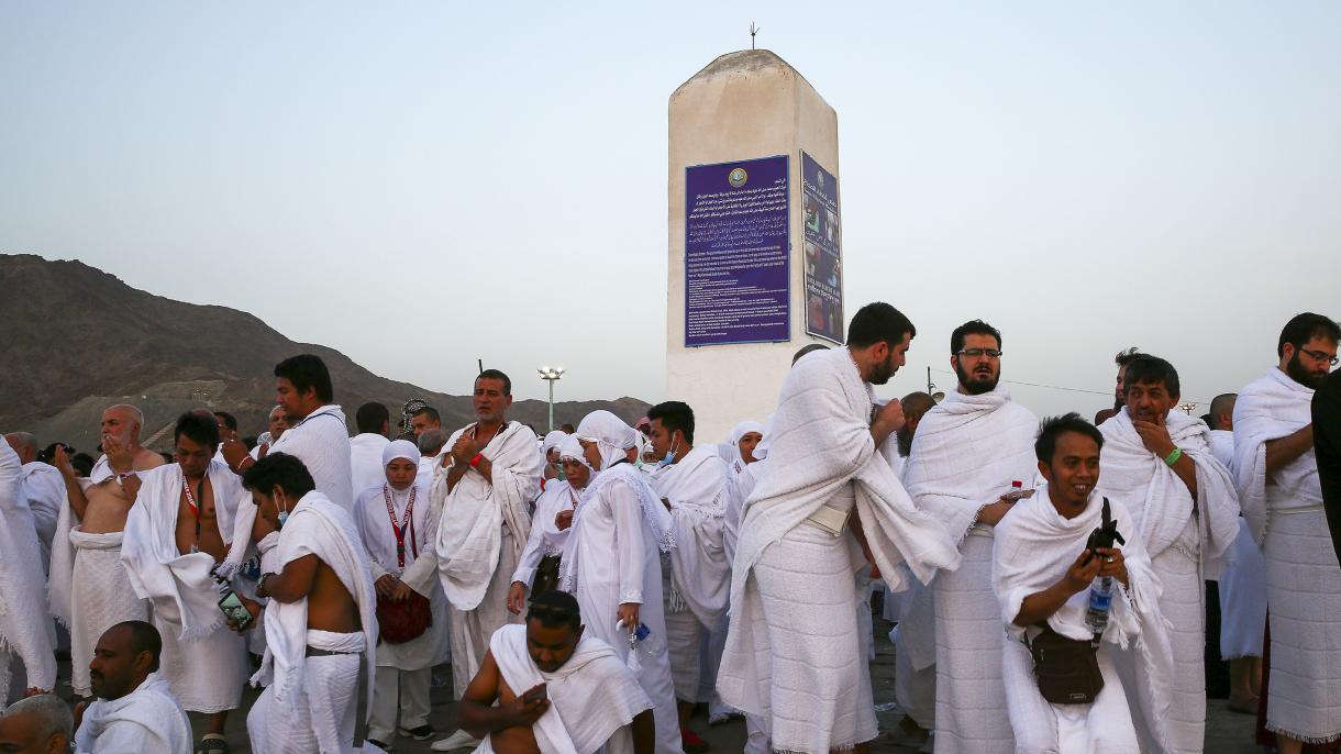 türk hacı adayları arafat'ta.jpg