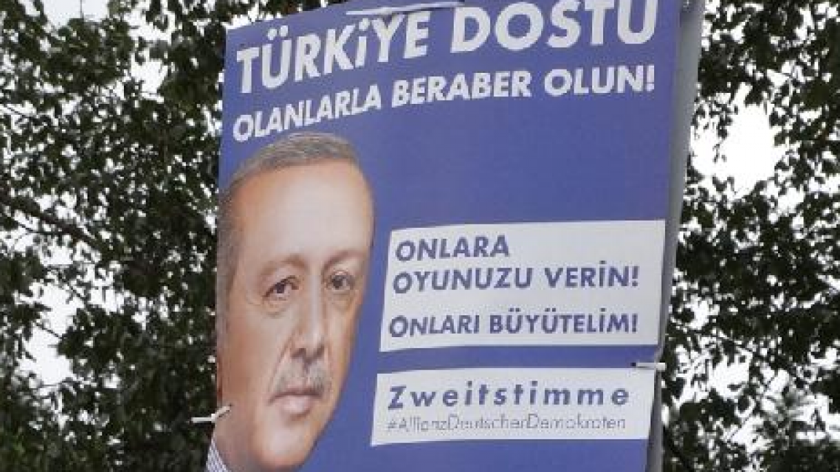 Partido político alemão cria um cartaz eleitoral com as palavras do presidente Erdogan