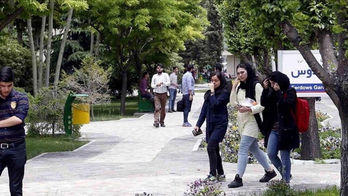 ایران میں طالبات کو حجاب  کرنے کے حق میں  مظاہرے