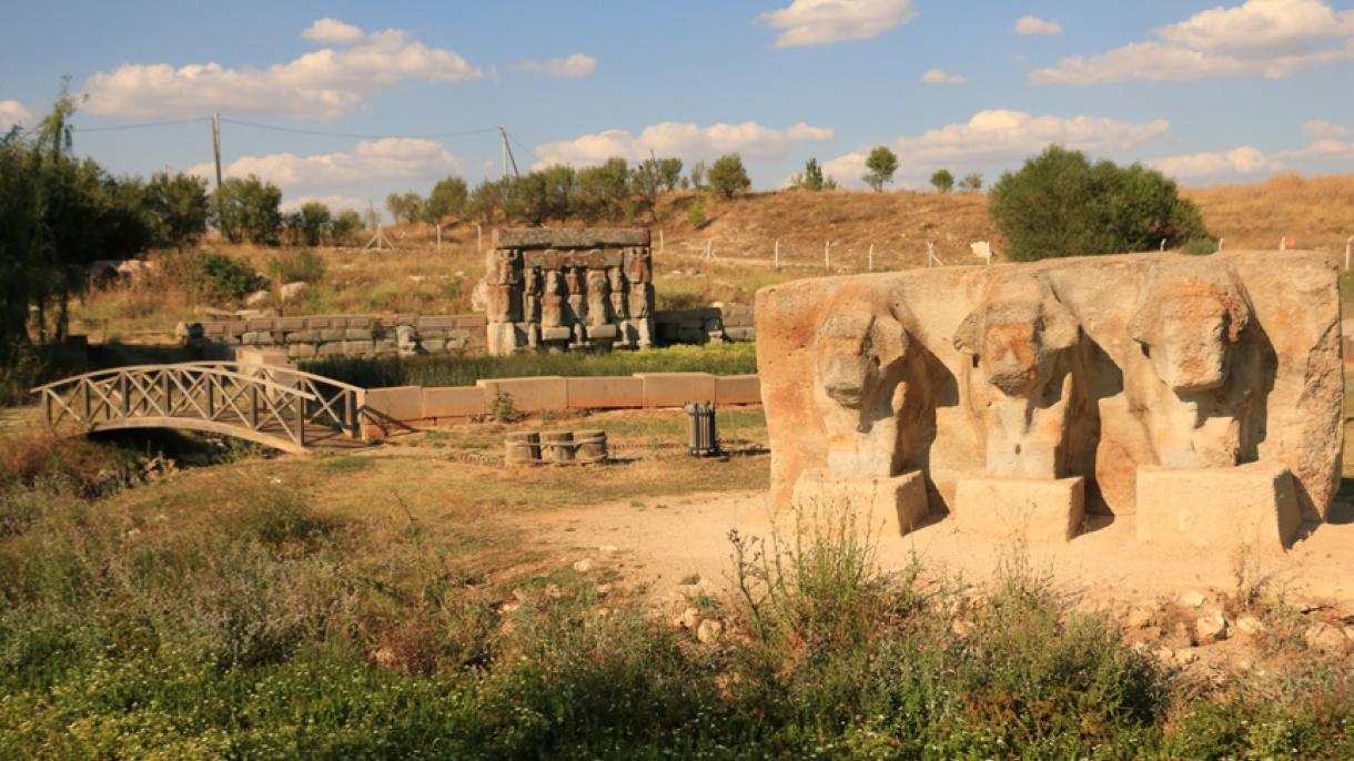 El Monumento Eflatunpınar que lleva el nombre del filósofo Platón
