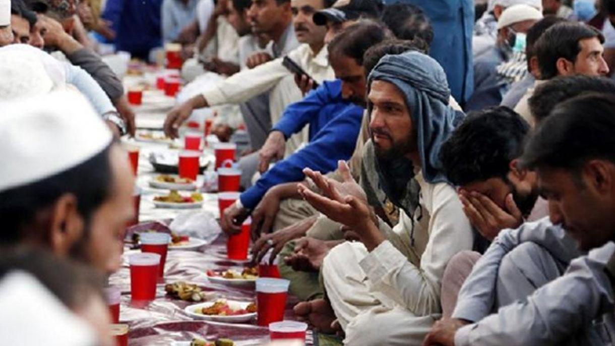 Törökök böjttörő vacsorát osztottak ki a rászorulók között Pakisztánban