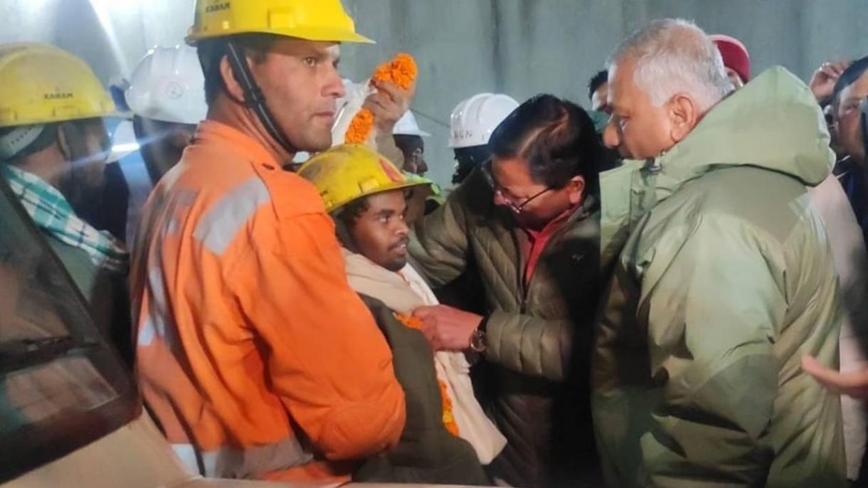 Спасени са всички затрупани в тунел работници в Индия...