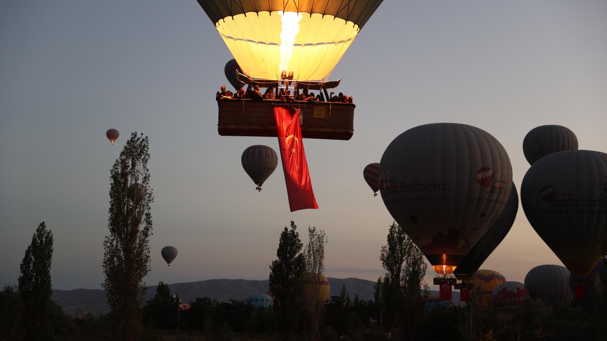 30 avqust Zəfər Bayramı münasibətilə Kapadokya səması türk bayraqları ilə örtüldü