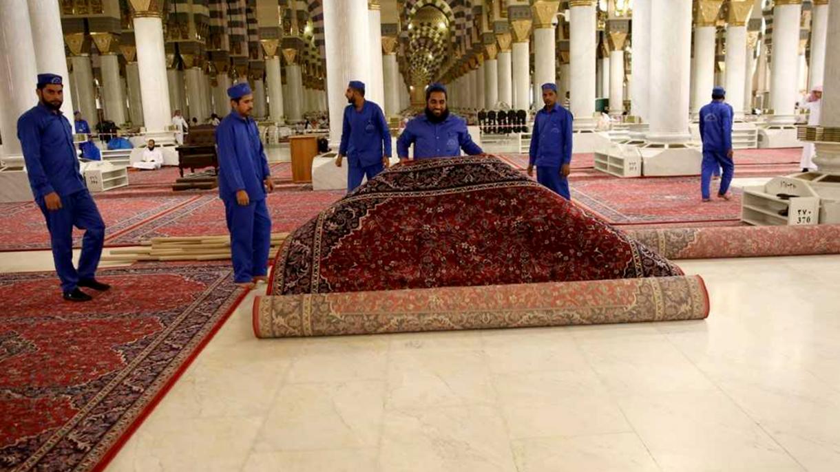 رمضان المبارک کی آمد ،مسجد الحرام اور مسجد نبوی میں قالین تبدیل کیے گئے
