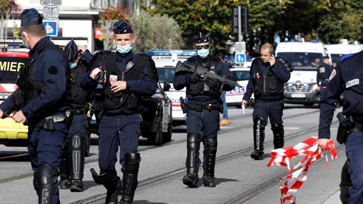 Френска полиция атакува турски демонстранти...