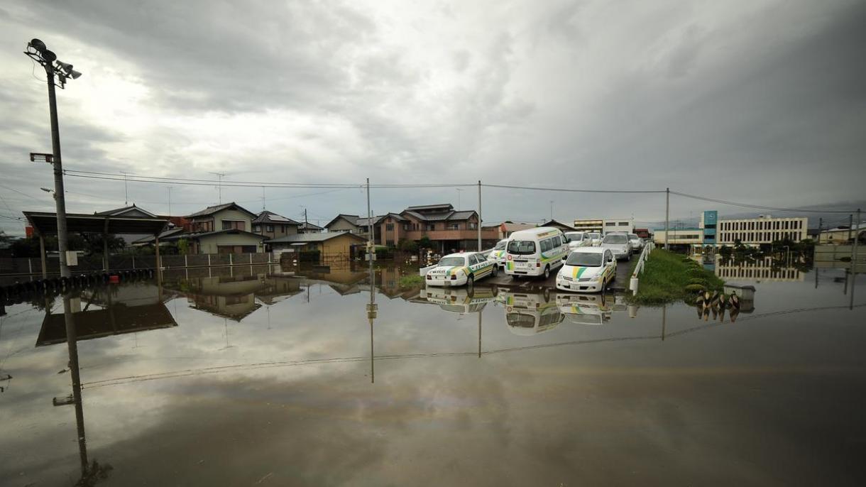 日本强暴雨引起洪灾和山体滑坡致2死