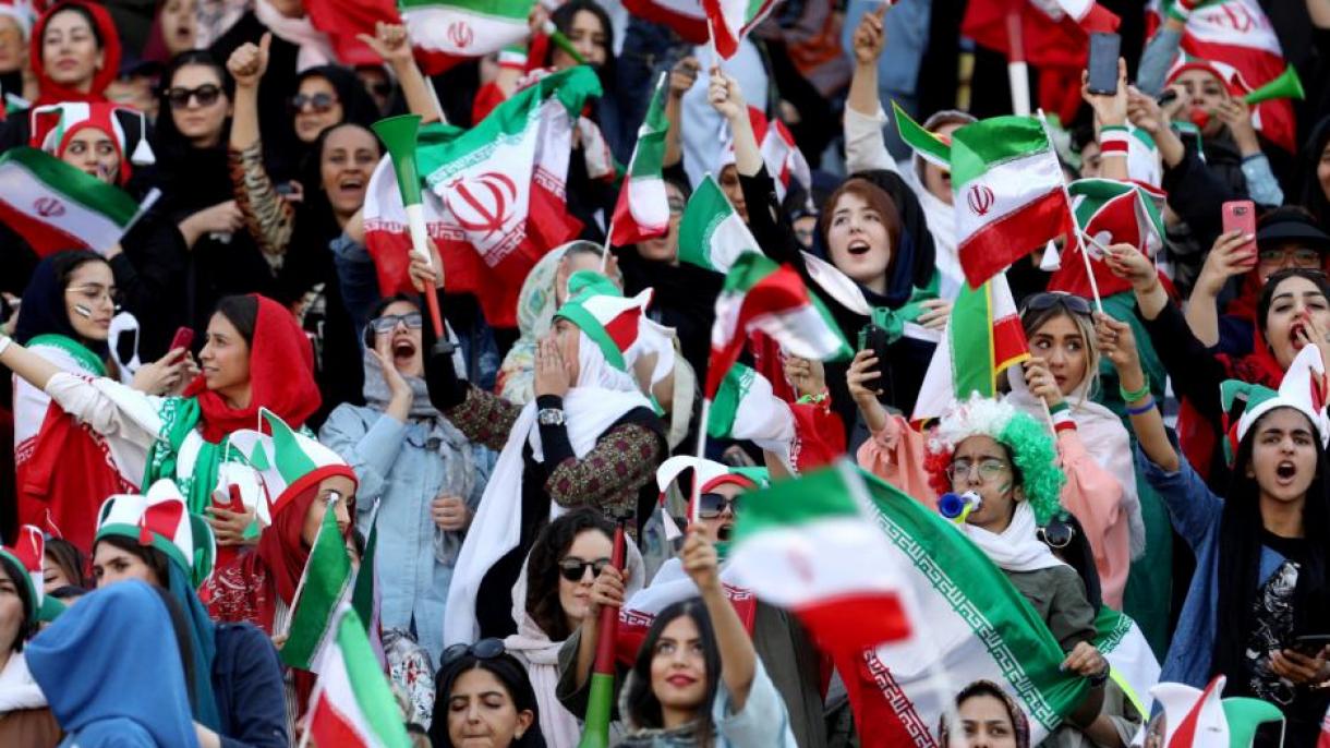 İranda qadınlar ilk dəfə olaraq rəsmi qaydada tamaşaçı qismində“Azadi” stationuna daxil olublar