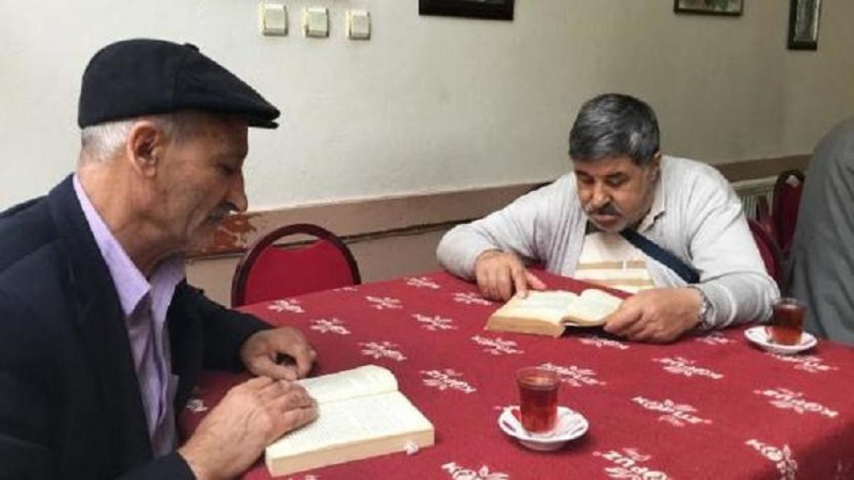 Sirven café y té gratis a los clientes que leen un libro