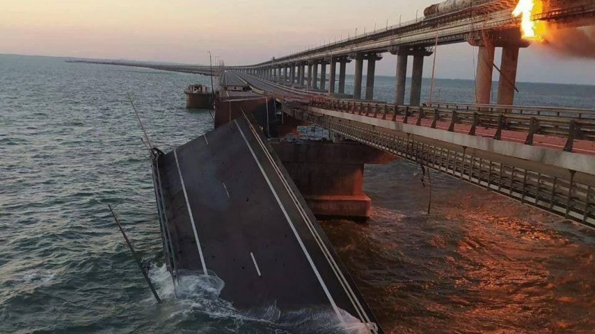 Кримският мост е затворен за движение...