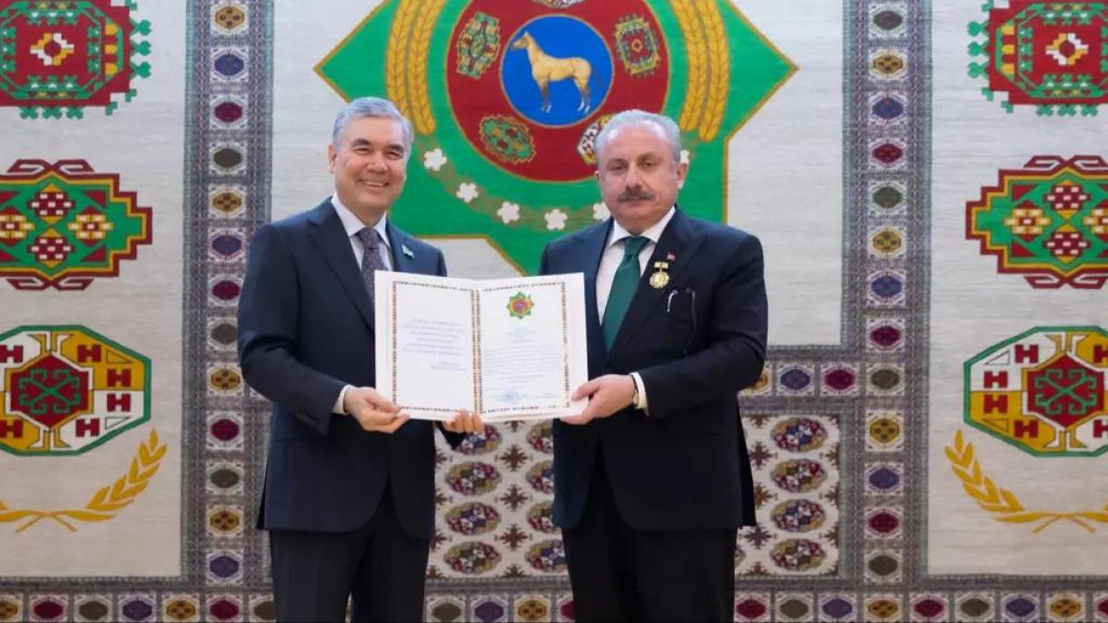 ترک اسپیکر اسمبلی کو ترکمانستان کا سرکاری نشان