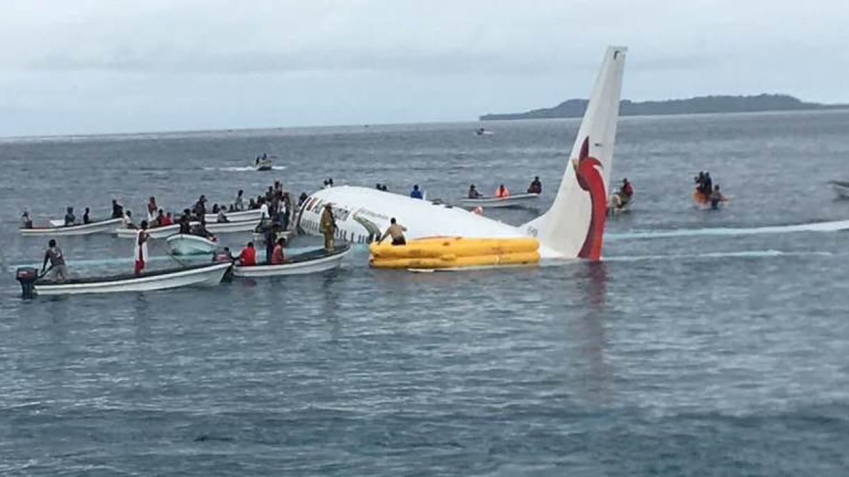 Самолет се "приземи" в морето край Микронезия