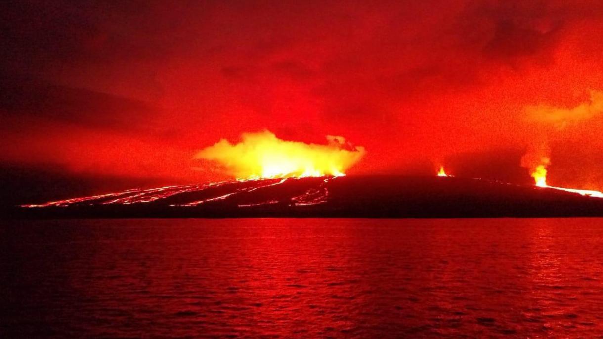 El volcán Sierra Negra entra en erupción