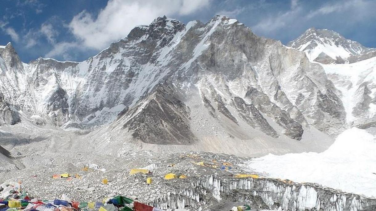 Un chino con ambas piernas amputadas subió el monte Everest
