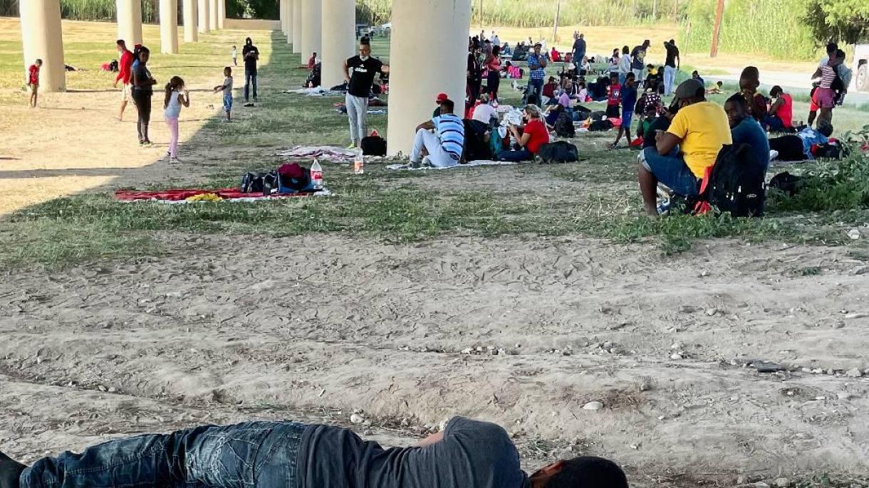 Miles de inmigrantes ilegales haitianos cruzan la frontera hacia los Estados Unidos