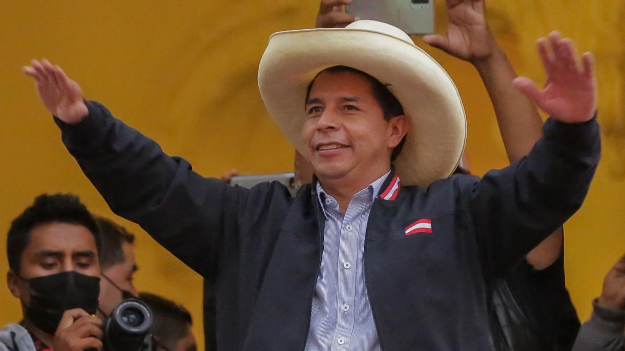 Pedro Castillo supera a Keiko Fujimori en el escrutinio de los votos en Perú