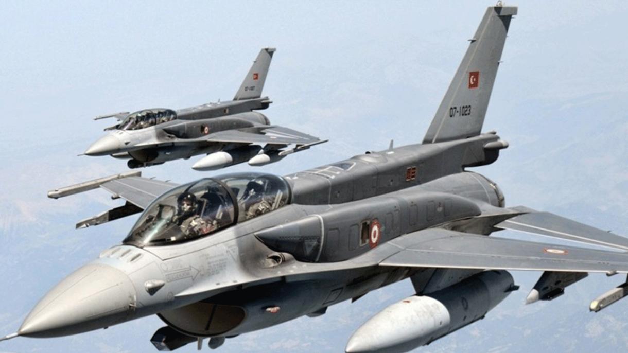 Maniobra en el rural de Hakkari por aviones caza turcos
