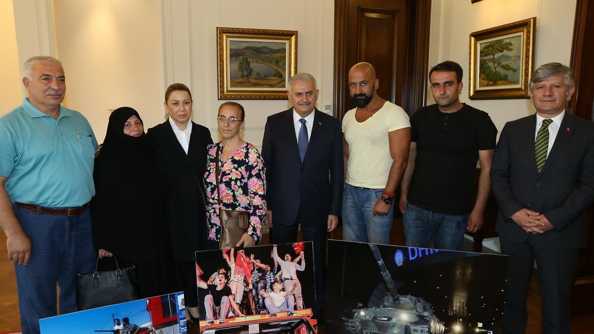 دیدار نخست وزیر ترکیه با شهروندان قهرمان شب کودتای نافرجام