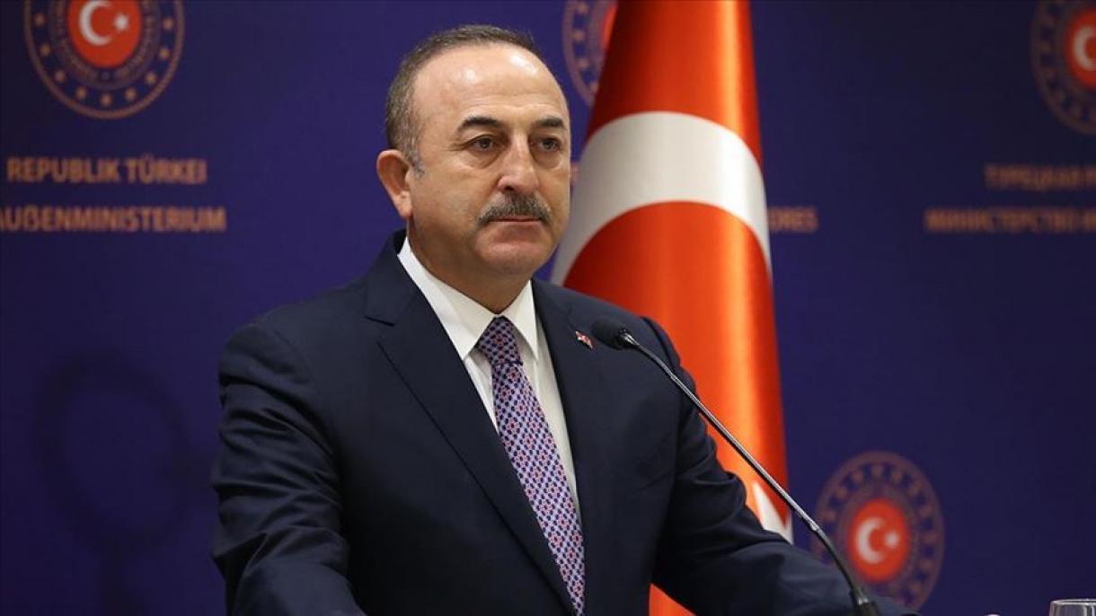 Çavuşoğlu reagiu ao deputado racista grego que quebrou a bandeira da Turquia