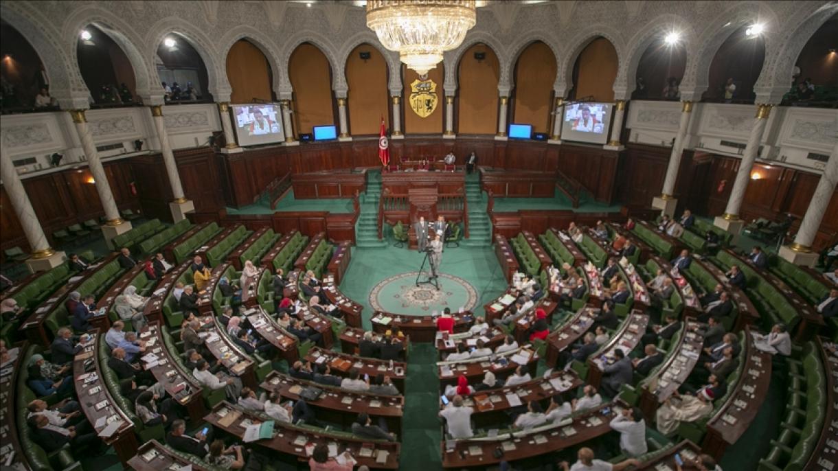 Тунистегі партиялар конституцияның тоқтатылуына қарсы