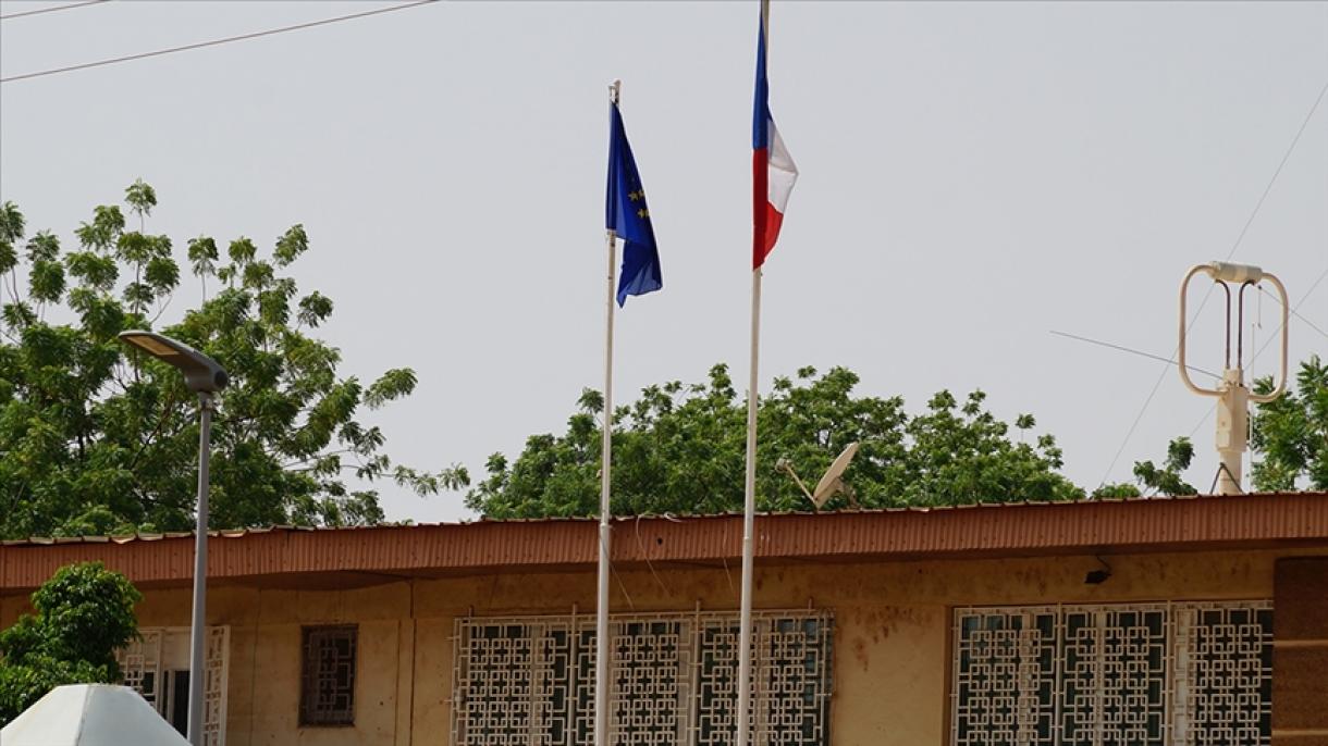 法国驻尼亚美大使离开尼日尔